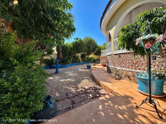  Increíble Villa con gigantesca parcela y zonas ajardinadas + preciosa piscina privada ! - ALICANTE 