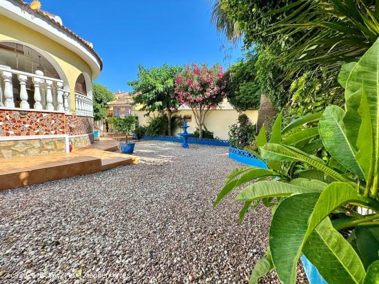 Increíble Villa con gigantesca parcela y zonas ajardinadas + preciosa piscina privada ! - ALICANTE