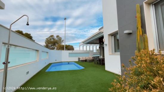 VILLA MODERNA EN MIL PALMERAS. 3 DOR. 3 BAÑOS. PISCINA PRIVADA. 300 METROS DE PARLECA. - ALICANTE