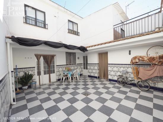  *Casa independiente en Barrio El Carmen, 4 dorm, 2 baños, garaje, patio y terraza por solo 155.000 