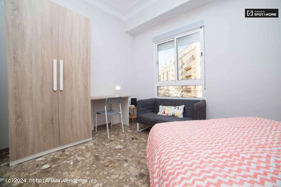 Enorme habitación con ventana con vista a la calle en piso compartido, Eixample - VALENCIA