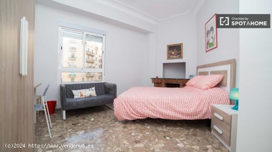 Enorme habitación con ventana con vista a la calle en piso compartido, Eixample - VALENCIA