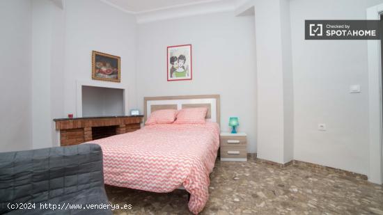 Enorme habitación con ventana con vista a la calle en piso compartido, Eixample - VALENCIA