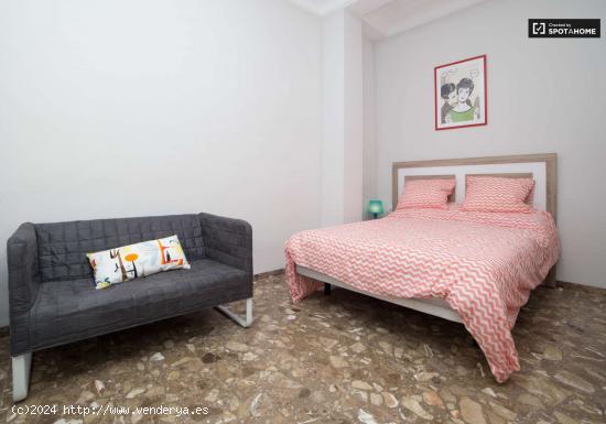  Habitación acogedora con armario independiente en el apartamento compartido, Eixample - VALENCIA 