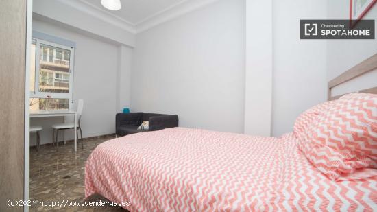 Habitación acogedora con armario independiente en el apartamento compartido, Eixample - VALENCIA