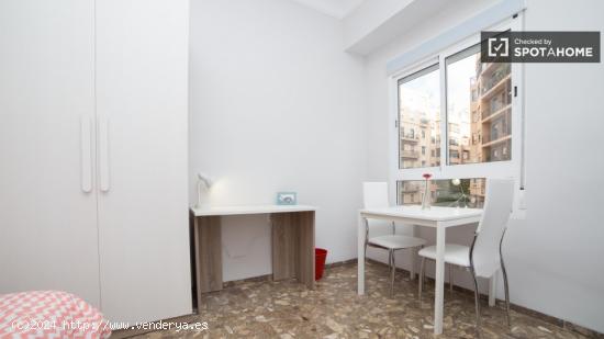 Habitación acogedora con armario independiente en el apartamento compartido, Eixample - VALENCIA