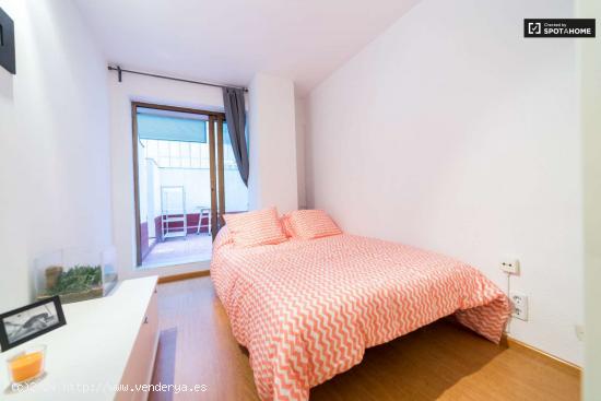 Habitación decorada con ventana con patio interior en piso compartido, Ciutat Vella - VALENCIA