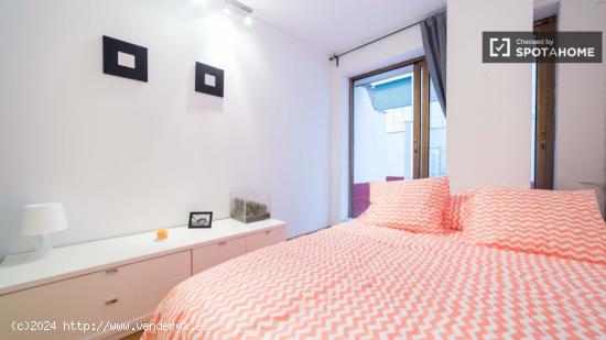 Habitación decorada con ventana con patio interior en piso compartido, Ciutat Vella - VALENCIA