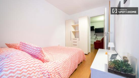 Habitación decorada con ventana con patio interior en piso compartido, Ciutat Vella - VALENCIA