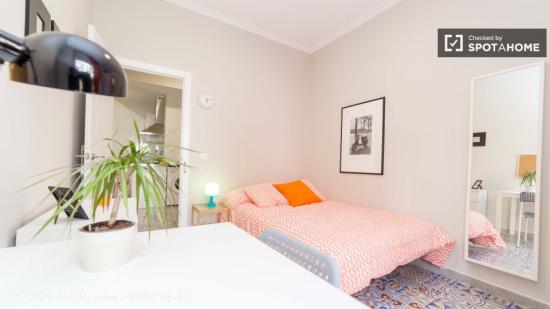 Habitación luminosa con escritorio en un apartamento de 5 dormitorios, Eixample - VALENCIA