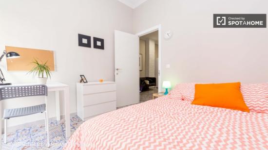 Habitación luminosa con escritorio en un apartamento de 5 dormitorios, Eixample - VALENCIA