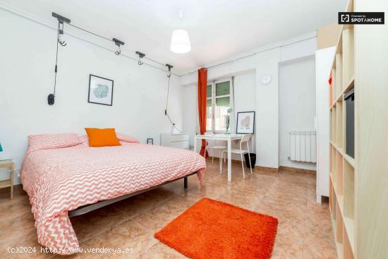  Habitación acogedora con estantería en piso compartido, Eixample - VALENCIA 