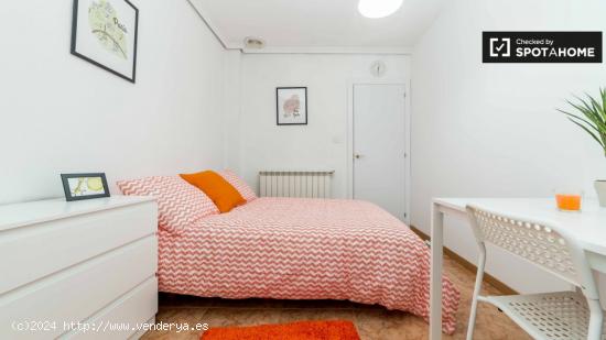 Habitación decorada con amplio espacio de almacenamiento en piso compartido, Eixample. - VALENCIA