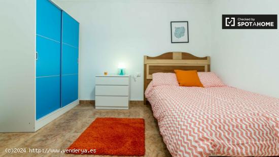 Habitación equipada en piso compartido, Eixample - VALENCIA