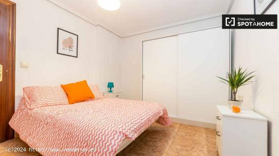 Habitación decorada con escritorio en piso compartido, Eixample - VALENCIA