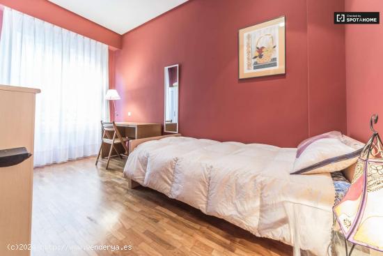  Habitación elegante con escritorio en el apartamento compartido, Eixample - VALENCIA 