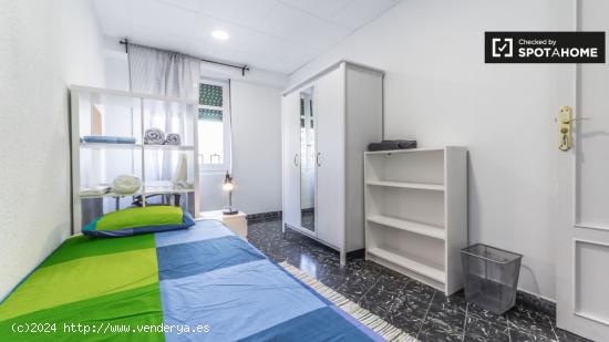 Habitación amoblada con escritorio en piso de 5 habitaciones, Extramurs - Mujeres - VALENCIA