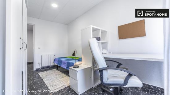 Habitación amoblada con escritorio en piso de 5 habitaciones, Extramurs - Mujeres - VALENCIA