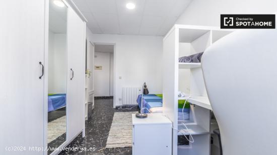 Habitación amoblada con escritorio en piso de 5 habitaciones, Extramurs - Mujeres - VALENCIA