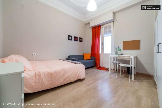  Amplia habitación con cama doble en alquiler en Ciutat Vella - VALENCIA 