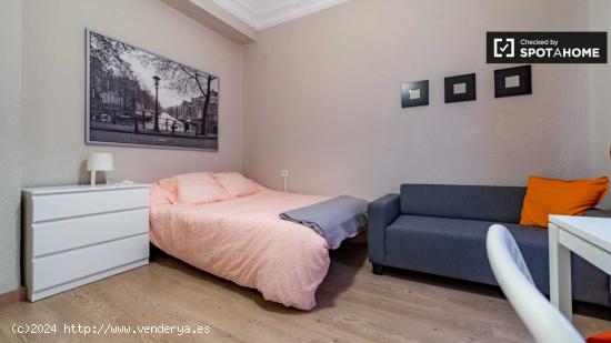 Amplia habitación con cama doble en alquiler en Ciutat Vella - VALENCIA