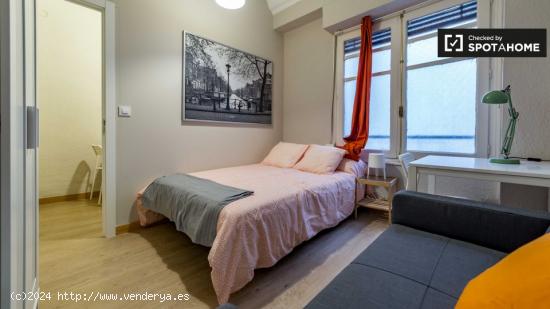 Habitación soleada con cama doble en alquiler en Ciutat Vella - VALENCIA