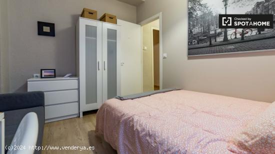 Habitación soleada con cama doble en alquiler en Ciutat Vella - VALENCIA