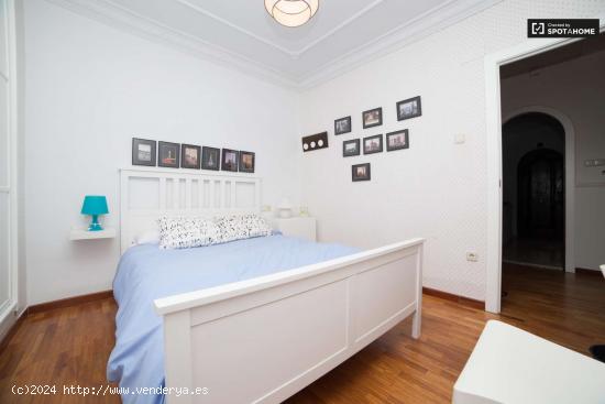  Se alquila habitación en piso de 5 dormitorios en Eixample - VALENCIA 