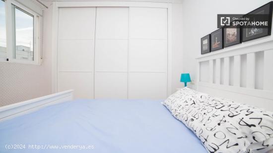 Se alquila habitación en piso de 5 dormitorios en Eixample - VALENCIA