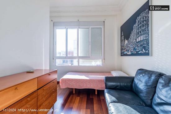  Se alquila habitación en piso de 5 dormitorios en Eixample - VALENCIA 