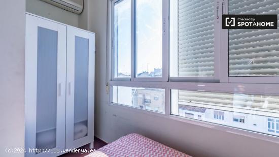 Se alquila habitación en piso de 5 dormitorios en Eixample - VALENCIA