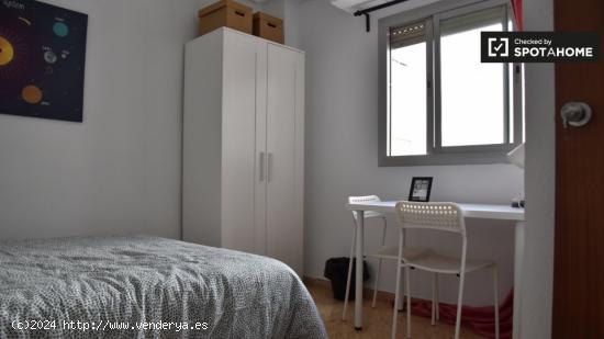 Se alquila habitación en piso de 8 dormitorios en L'Amistat, Valencia - VALENCIA