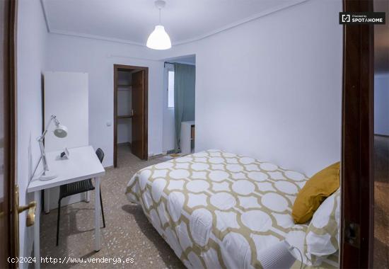 Alquiler de habitaciones en piso de 6 dormitorios en Camins Al Grau, Valencia - VALENCIA