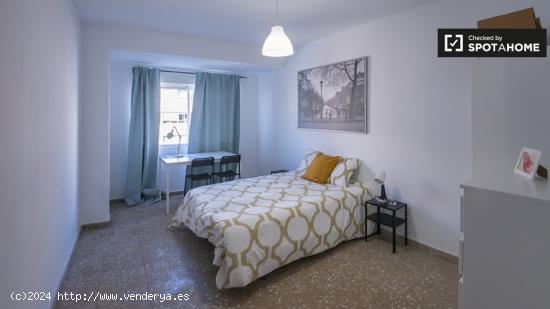 Alquiler de habitaciones en piso de 6 dormitorios en Camins Al Grau, Valencia - VALENCIA