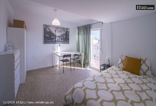  Alquiler de habitaciones en piso de 6 dormitorios en Camins Al Grau, Valencia - VALENCIA 