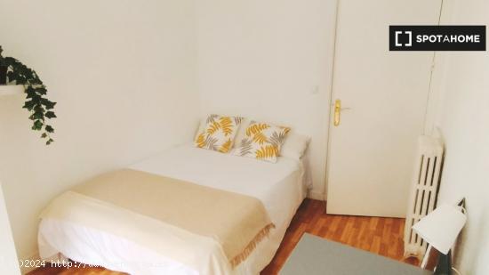 Se alquila habitación en piso de 5 dormitorios en Madrid - MADRID