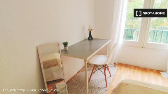 Se alquila habitación en piso de 5 dormitorios en Madrid - MADRID