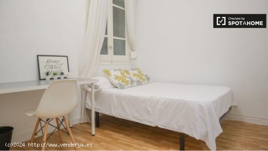 Se alquila habitación en piso de 5 dormitorios en Madrid - MADRID