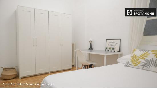 Se alquila habitación en piso de 5 dormitorios en Madrid - MADRID