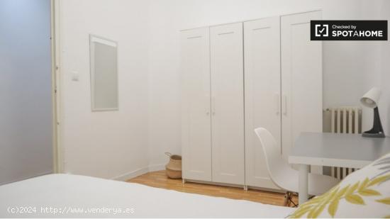 Se alquila habitación en piso de 5 dormitorios en Madrid - MADRID