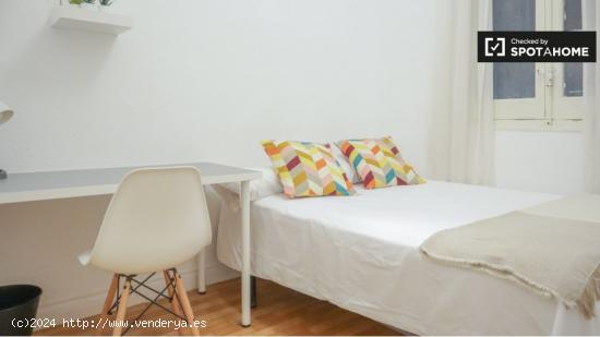 Se alquila habitación en piso de 5 dormitorios en Madrid - MADRID