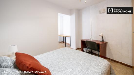 Se alquila habitación en piso de 5 dormitorios en Valencia - VALENCIA