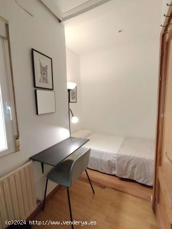  ¡Habitaciones en alquiler en un piso de 7 habitaciones en Madrid! - MADRID 