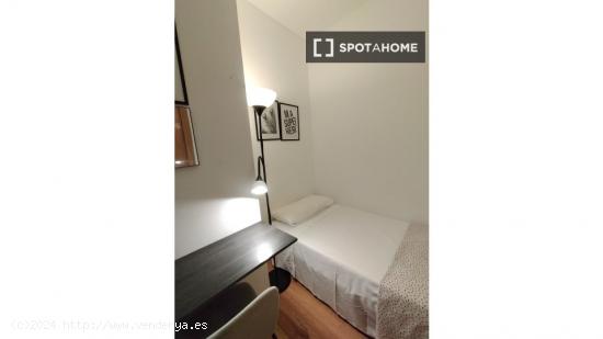 ¡Habitaciones en alquiler en un piso de 7 habitaciones en Madrid! - MADRID