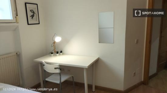 ¡Habitaciones en alquiler en un piso de 7 habitaciones en Madrid! - MADRID