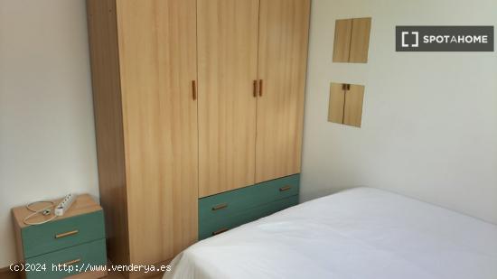 ¡Habitaciones en alquiler en un piso de 7 habitaciones en Madrid! - MADRID