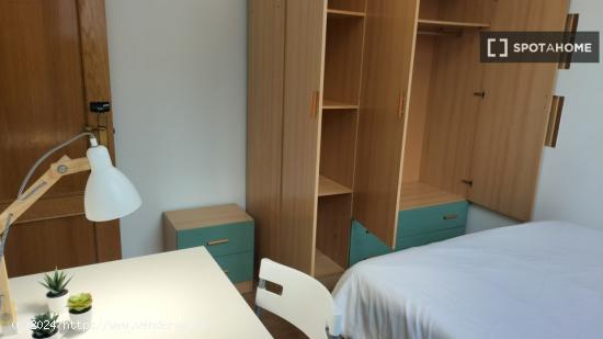 ¡Habitaciones en alquiler en un piso de 7 habitaciones en Madrid! - MADRID