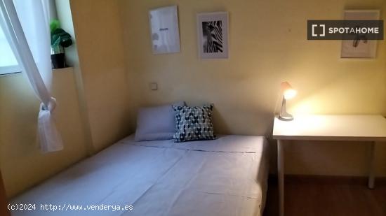 ¡Habitaciones en alquiler en un piso de 7 habitaciones en Madrid! - MADRID