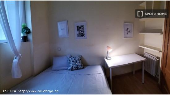 ¡Habitaciones en alquiler en un piso de 7 habitaciones en Madrid! - MADRID