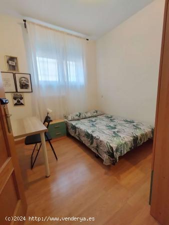  ¡Habitaciones en alquiler en un piso de 7 habitaciones en Madrid! - MADRID 